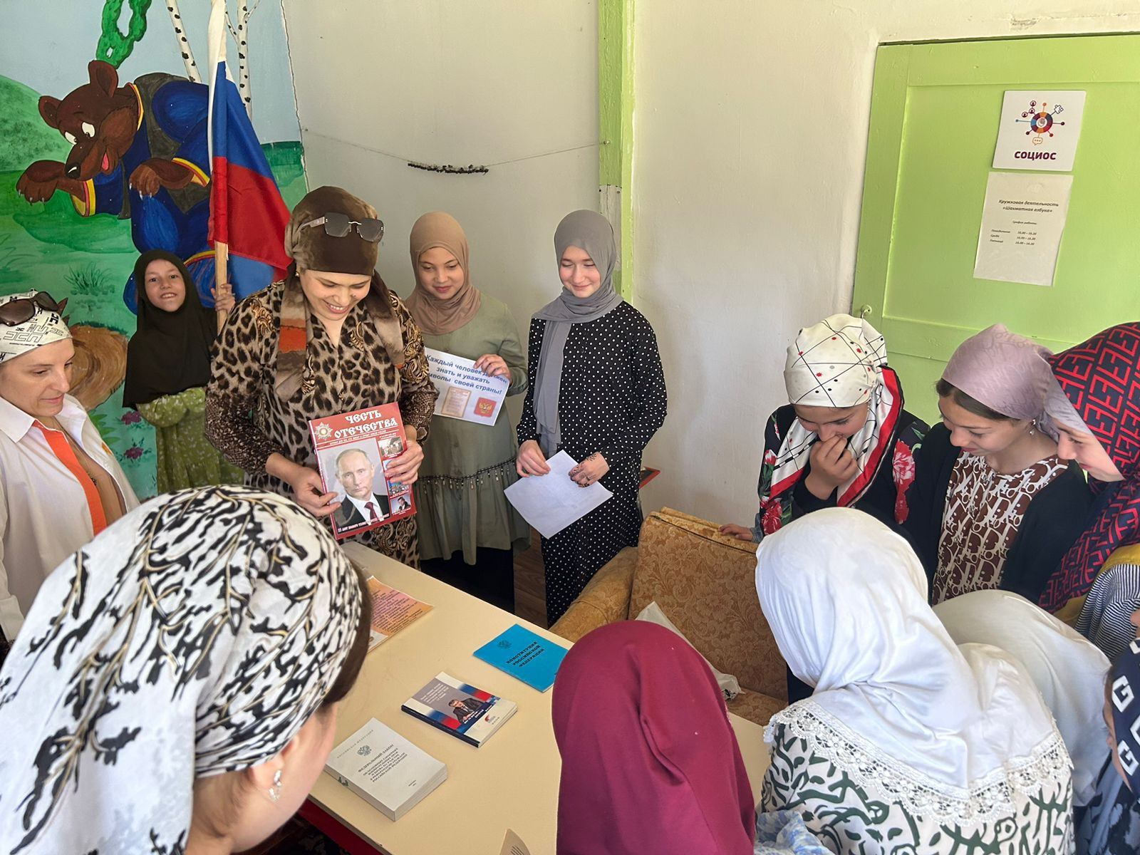 Специалист по работе семьей и детьми Алиева М совместно с работниками библиотеки филиал 12 села Мюрего провела беседу с детьми ко “Дню России”